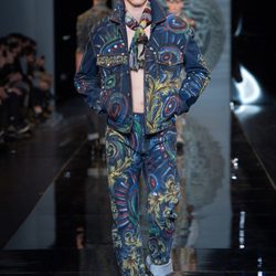Traje estampado de la colección otoño/invierno 2013/2014 de Versace en la Semana de la Moda Masculina de Milán