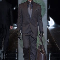Traje negro de la colección otoño/invierno 2013/2014 de Versace en la Semana de la Moda Masculina de Milán