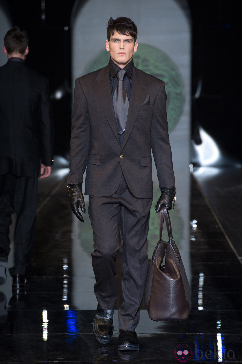 Traje negro de la colección otoño/invierno 2013/2014 de Versace en la Semana de la Moda Masculina de Milán