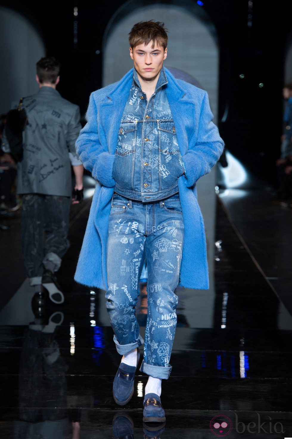 Look denim de la colección otoño/invierno 2013/2014 de Versace en la Semana de la Moda Masculina de Milán