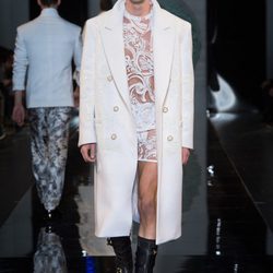 Encaje blanco en la colección otoño/invierno 2013/2014 de Versace en la Semana de la Moda Masculina de Milán