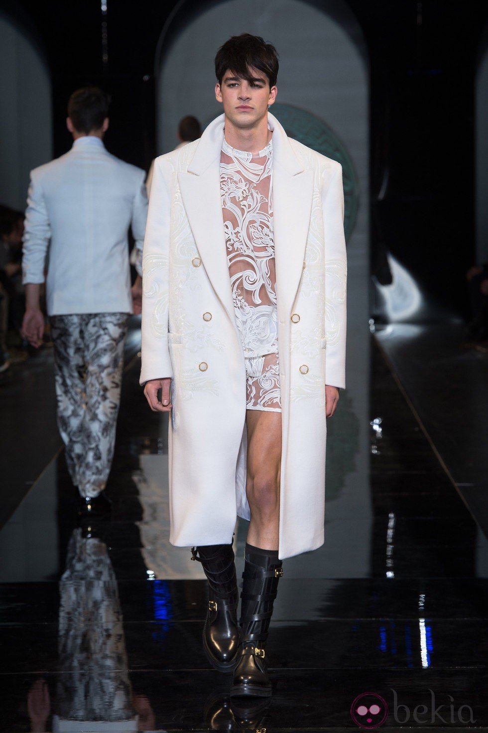 Encaje blanco en la colección otoño/invierno 2013/2014 de Versace en la Semana de la Moda Masculina de Milán