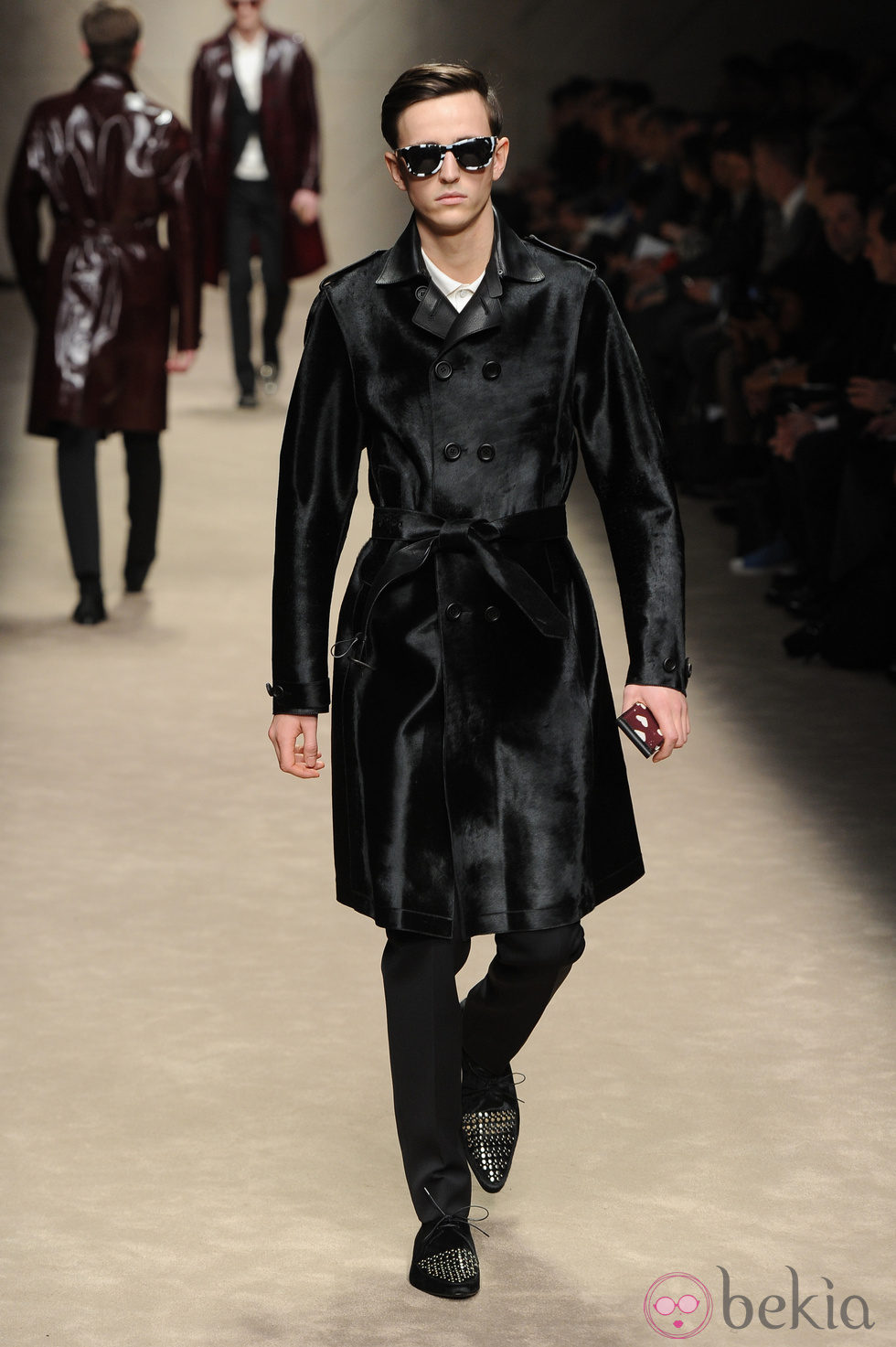 Trench negro brillante de Burberry en la Semana de la Moda Masculina de Milán otoño/invierno 2013/2014
