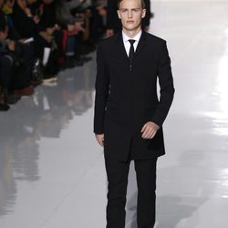 Traje negro de la colección otoño/invierno 2013/2014 de Dior en la Semana de la Moda Masculina de París