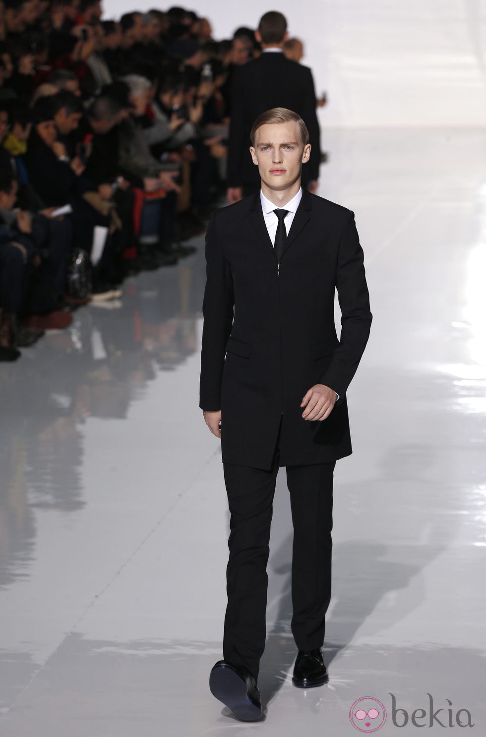 Traje negro de la colección otoño/invierno 2013/2014 de Dior en la Semana de la Moda Masculina de París