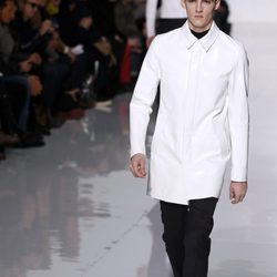 Chaqueta blanca de la colección otoño/invierno 2013/2014 de Dior en la Semana de la Moda Masculina de París