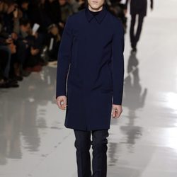 Abrigo azul marino de la colección otoño/invierno 2013/2014 de Dior en la Semana de la Moda Masculina de París