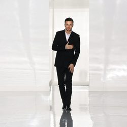 Kris Van Assche saludando tras presentar la colección otoño/invierno 2013/2014 de Dior en la Semana de la Moda Masculina de París
