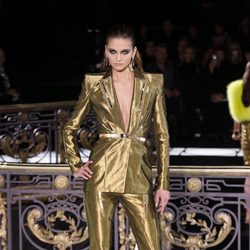 Traje dorado de la colección primavera/verano 2013 de Versace en la Semana de la Alta Costura de París