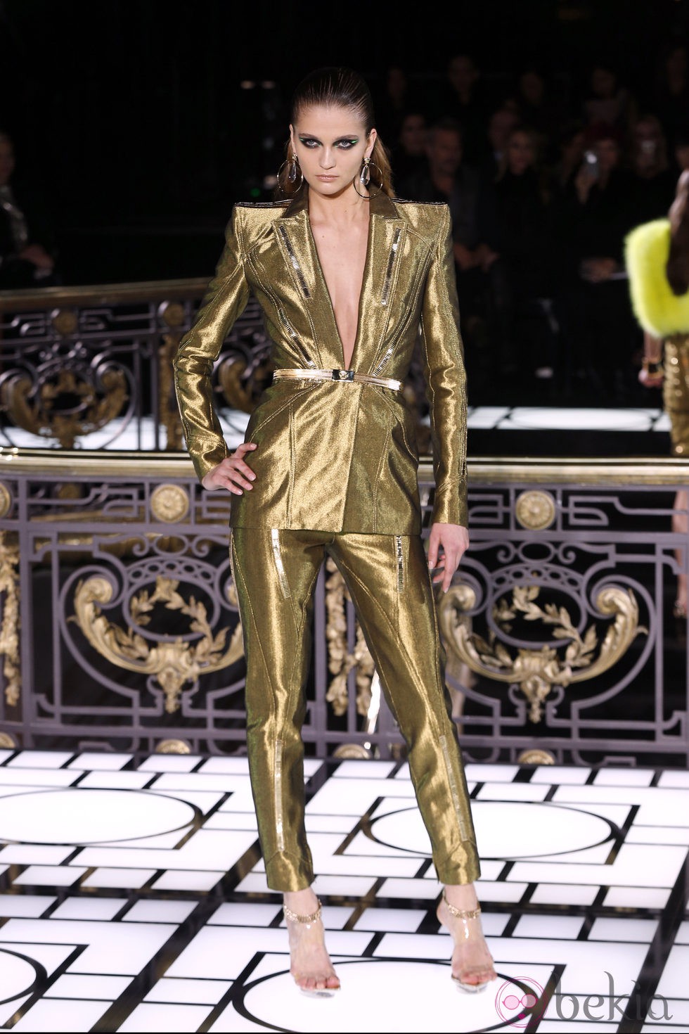 Traje dorado de la colección primavera/verano 2013 de Versace en la Semana de la Alta Costura de París