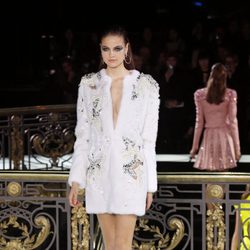 Abrigo blanco de la colección primavera/verano 2013 de Versace en la Semana de la Alta Costura de París
