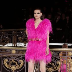 Abrigo fucsia de la colección primavera/verano 2013 de Versace en la Semana de la Alta Costura de París
