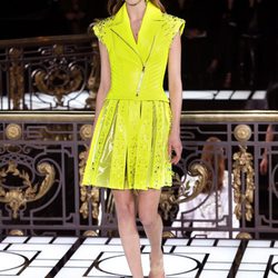 Vestido amarillo flúor de la colección primavera/verano 2013 de Versace en la Semana de la Alta Costura de París