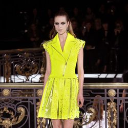 Vestido amarillo flúor de la colección primavera/verano 2013 de Versace en la Semana de la Alta Costura de París