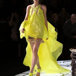 Vestido amarillo de la colección primavera/verano 2013 de Versace en la Semana de la Alta Costura de París