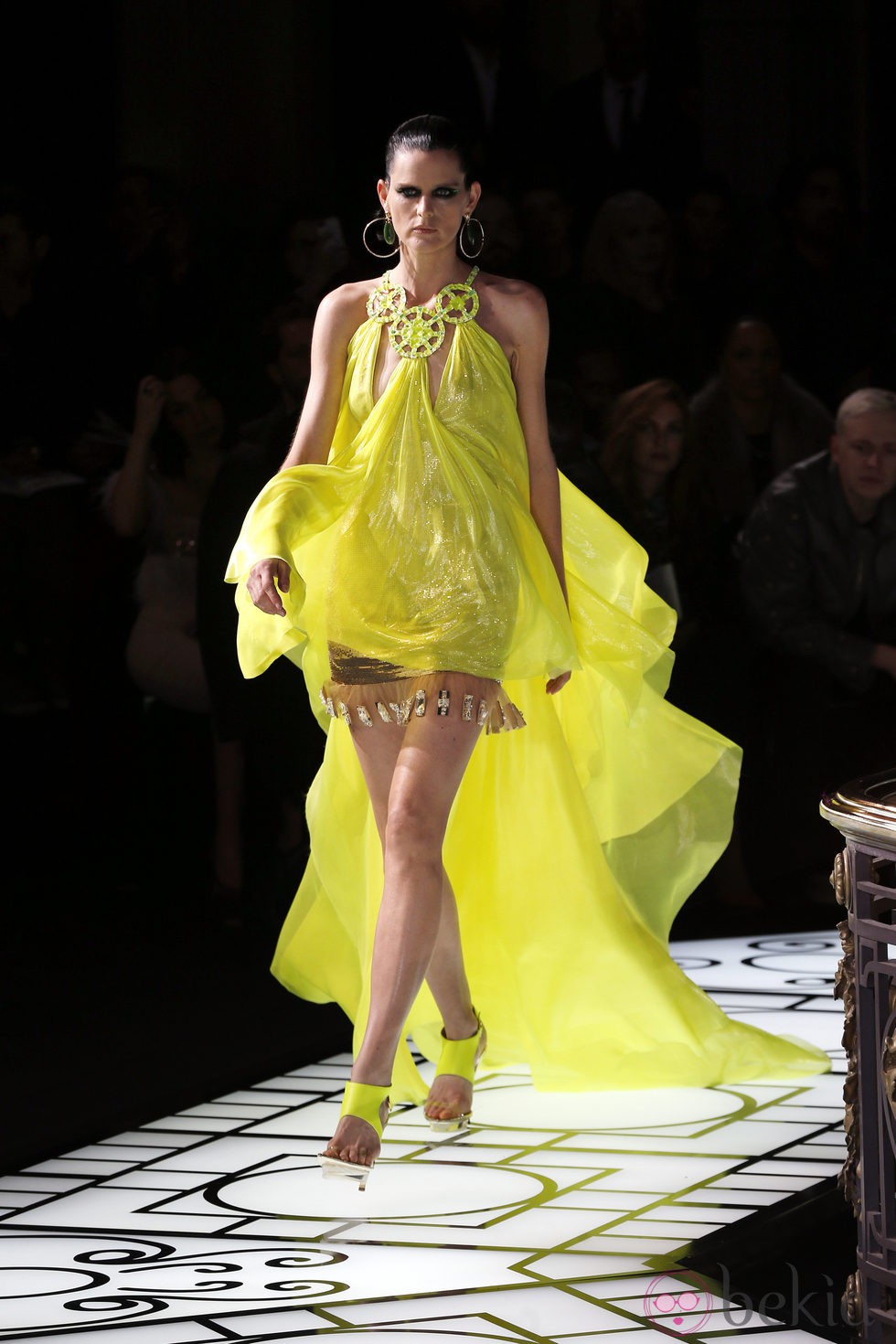 Vestido amarillo de la colección primavera/verano 2013 de Versace en la Semana de la Alta Costura de París