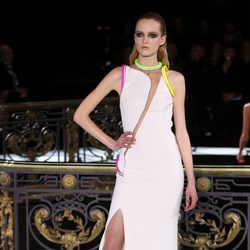 Vestido blanco de la colección primavera/verano 2013 de Versace en la Semana de la Alta Costura de París
