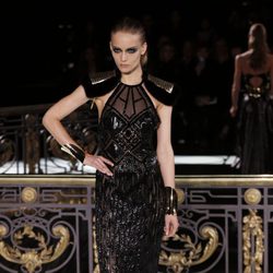 Vestido negro largo de la colección primavera/verano 2013 de Versace en la Semana de la Alta Costura de París