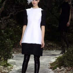 Vestido blanco y negro de la colección primavera/verano 2013 de Chanel en la Semana de la Alta Costura de París