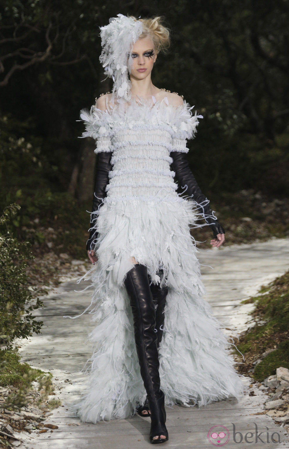 Vestido de plumas de la colección primavera/verano 2013 de Chanel en la Semana de la Alta Costura de París