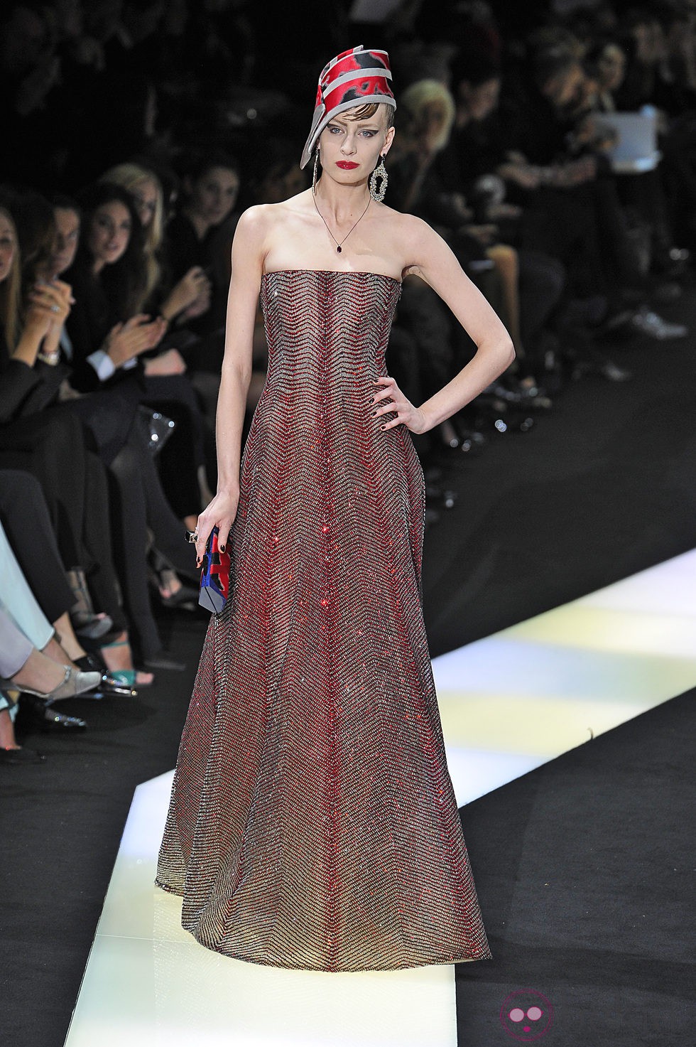 Vestido rojo metalizado en la colección primavera/verano 2013 de Armani en la Semana de la Alta Costura de París