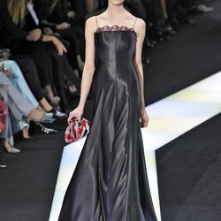 Vestido negro de la colección primavera/verano 2013 de Armani en la Semana de la Alta Costura de París