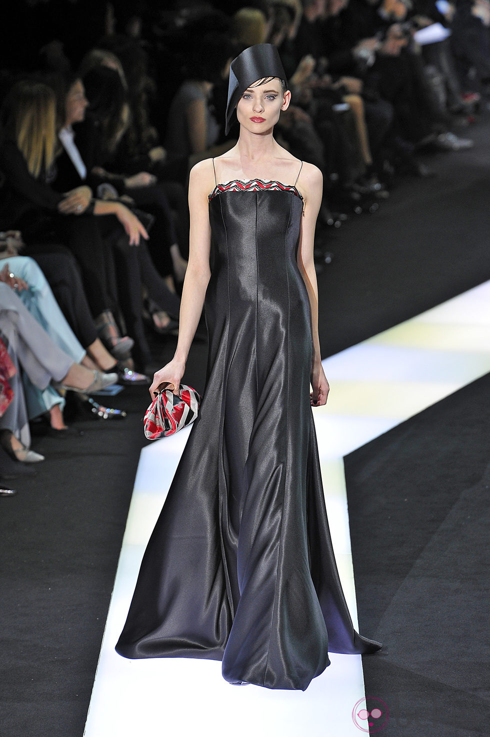 Vestido negro de la colección primavera/verano 2013 de Armani en la Semana de la Alta Costura de París