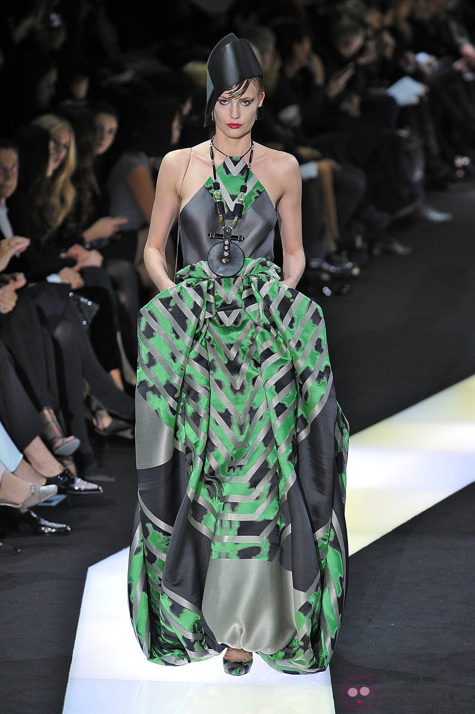 Vestido de estampado geométrico de la colección primavera/verano 2013 de Armani en la Semana de la Alta Costura de París