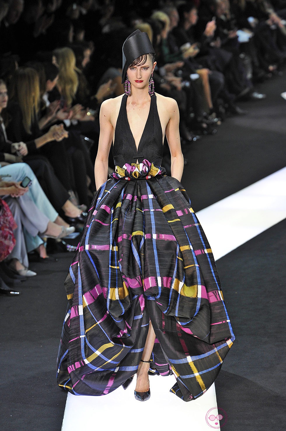 Vestido voluminoso de la colección primavera/verano 2013 de Armani en la Semana de la Alta Costura de París