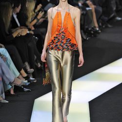 Pantalón capri dorado de la colección primavera/verano 2013 de Armani en la Semana de la Alta Costura de París
