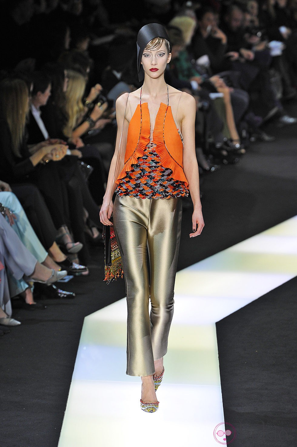 Pantalón capri dorado de la colección primavera/verano 2013 de Armani en la Semana de la Alta Costura de París