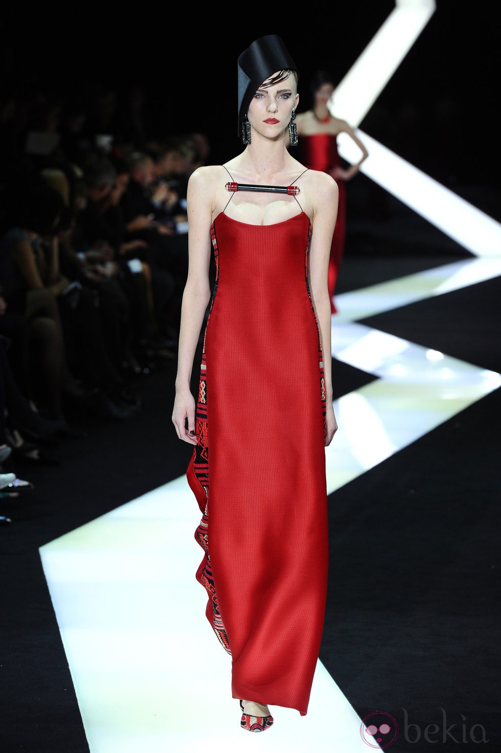 Vestido rojo de tirante fino de la colección primavera/verano 2013 de Armani en la Semana de la Alta Costura de París
