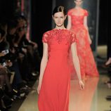Vestido rojo entallado de la colección primavera/verano 2013 de Elie Saab de la Semana de la Alta Costura de París