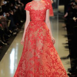 Vestido rojo con transparencias de la colección primavera/verano 2013 de Elie Saab de la Semana de la Alta Costura de París