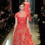 Vestido rojo con transparencias de la colección primavera/verano 2013 de Elie Saab de la Semana de la Alta Costura de París