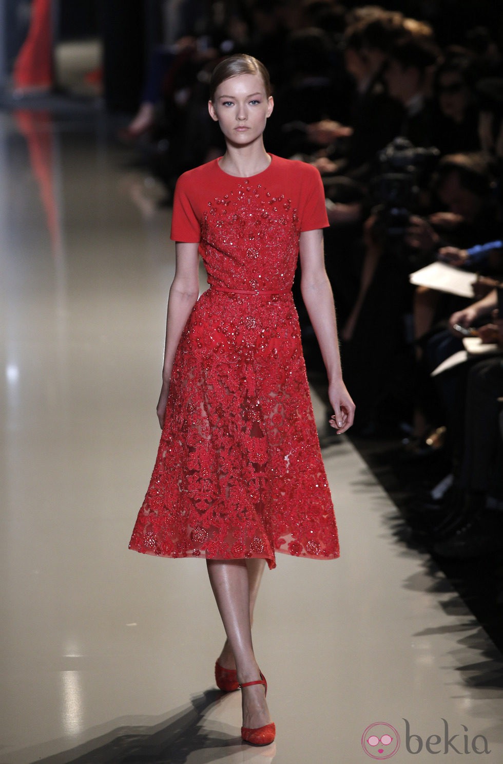 Vestido rojo con pedrería de la colección primavera/verano 2013 de Elie Saab de la Semana de la Alta Costura de París