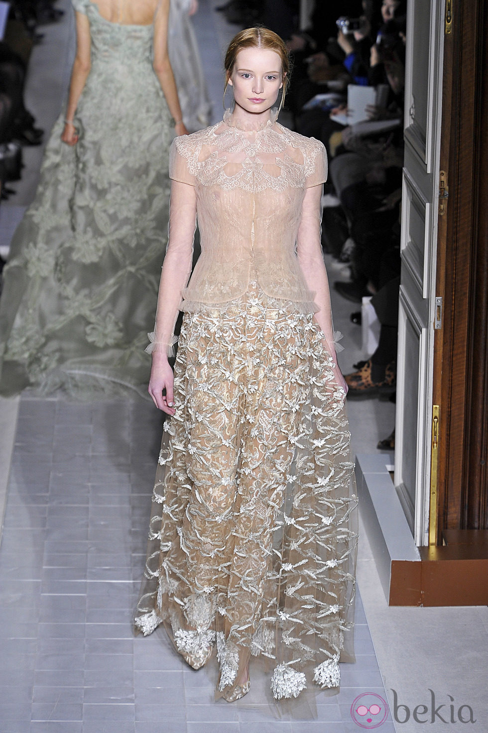 Vestido con transparencias de la colección primavera/verano 2013 de Valentino en la Semana de la Alta Costura de París