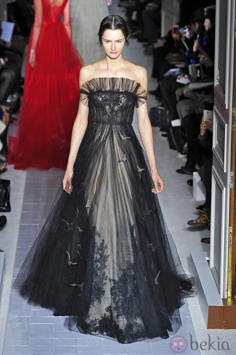 Vestido negro con transparencias de la colección primavera/verano 2013 de Valentino en la Semana de la Alta Costura de París