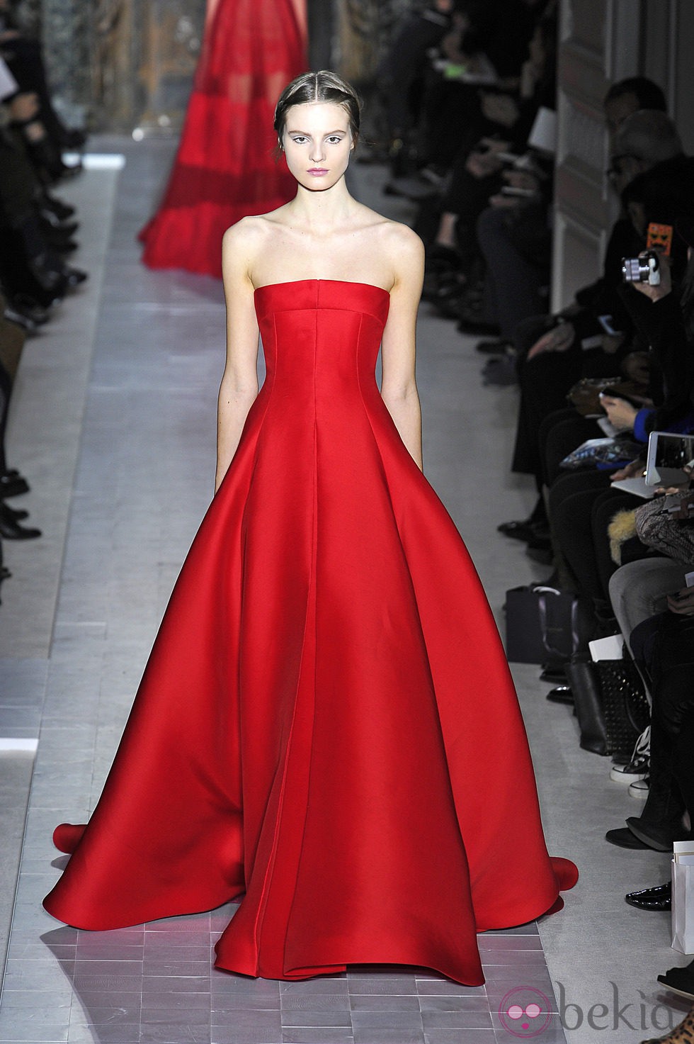 Vestido rojo palabra de honor de la colección primavera/verano 2013 de Valentino en la Semana de la Alta Costura de París