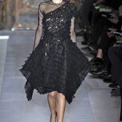 Vestido negro corto de la colección primavera/verano 2013 de Valentino en la Semana de la Alta Costura de París
