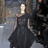 Vestido negro corto de la colección primavera/verano 2013 de Valentino en la Semana de la Alta Costura de París