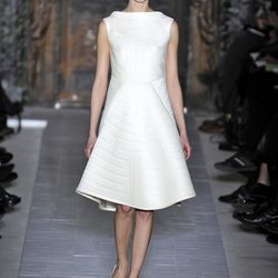 Vestido blanco de la colección primavera/verano 2013 de Valentino en la Semana de la Alta Costura de París