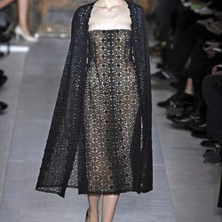 Vestido negro con capa de la colección primavera/verano 2013 de Valentino en la Semana de la Alta Costura de París