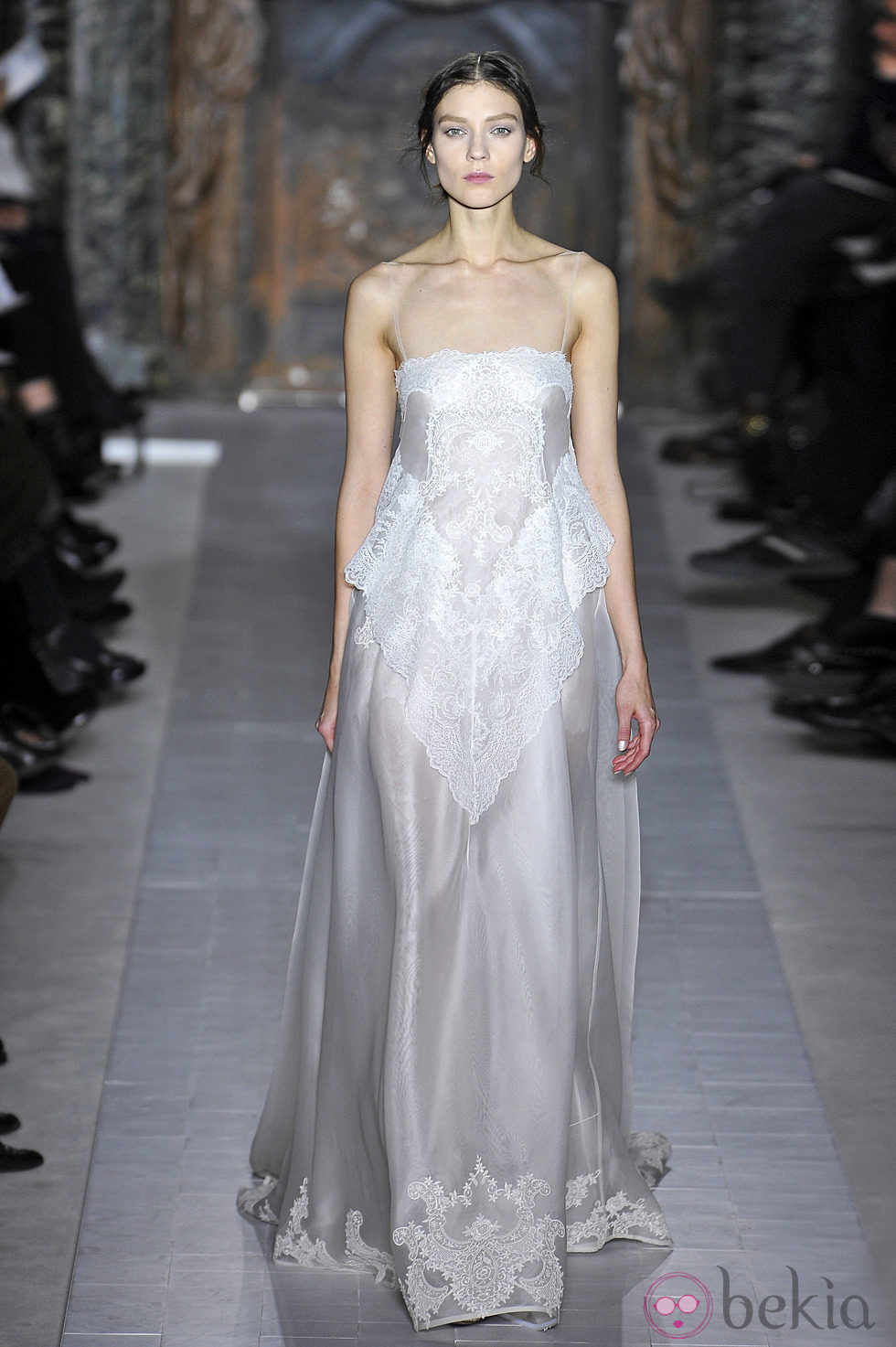 Vestido blanco de tirante fino de la colección primavera/verano 2013 de Valentino en la Semana de la Alta Costura de París