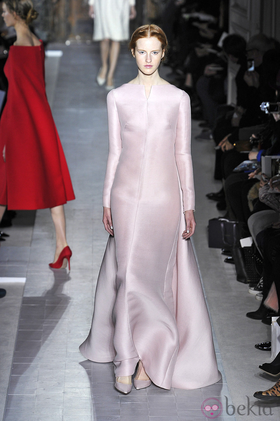 Vestido rosa palo de la colección primavera/verano 2013 de Valentino en la Semana de la Alta Costura de París