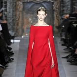 Vestido rojo con capa de la colección primavera/verano 2013 de Valentino en la Semana de la Alta Costura de París