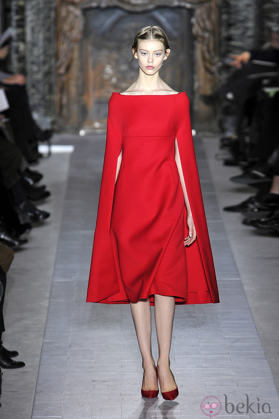 Vestido rojo con capa de la colección primavera/verano 2013 de Valentino en la Semana de la Alta Costura de París