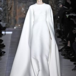 Vestido blanco con capa de la colección primavera/verano 2013 de Valentino en la Semana de la Alta Costura de París