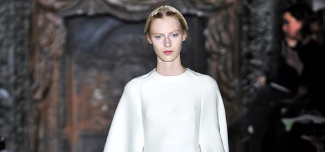 Vestido blanco con capa de la colección primavera/verano 2013 de Valentino en la Semana de la Alta Costura de París