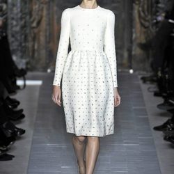 Vestido blanco con estampado floral de la colección primavera/verano 2013 de Valentino en la Semana de la Alta Costura de París